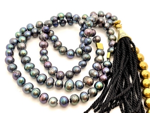 Tessibah Scarabosse en perles de culture noires, entièrement monté main 